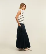 Pollera midi de jeans azul oscuro, con abotonado delantero, bolsillos y recortes.