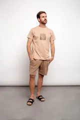 Remera color beige con estampado de estilo Art Decó en el frente.