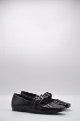 Chatitas de cuero negro con diseño elegante y hebilla decorativa, livianas y de horma cómoda.