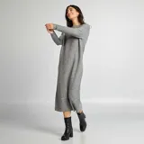 Vestido tipo sweater color gris, de corte midi y ajuste cómodo, ideal para un look casual.