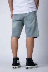 Bermuda de jean gris oscuro, corte recto y largo hasta la rodilla.