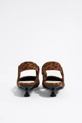 Zapato destalonado con estampado animal print, punta fina, escote cuadrado y tacón kitten.