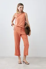 Blusa sin mangas color durazno, confeccionada en lino con efecto desflecado.