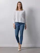 Blusa azul marino de gasa con escote en V y mangas largas con puño. Marca Sioni.