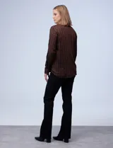 Camisa de rayas de la marca Alexander Jordan, con cuello tipo solapa, abertura central con botones y un bolsillo en la parte delantera.