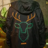 Campera negra tipo windbreaker con capucha, cierre frontal y puños elásticos. Logo de Kaboa en el pecho y estampado con el logo de Jägermeister en la manga.