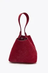 Bolso de mano tipo mini saca de piel color rojo, con cuerpo en relieve efecto trenzado, asa de mano y cierre mediante clip.