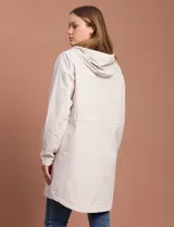 Gabardina negra impermeable con capucha desmontable, cierre central con cremallera y botones a presión, bolsillos delanteros y forro interno.