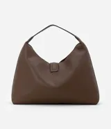 Cartera tipo hobo grande de color marrón oscuro, confeccionada en PU (poliuretano) con textura que imita cuero granulado. Presenta un asa de mano y un detalle de tira con hebilla metálica en la parte frontal superior.