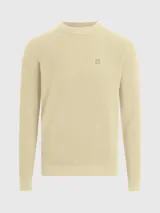 Sweater color crema de algodón con textura de canalé, cuello redondo e insignia de Calvin Klein Jeans bordada en el pecho.