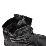 Bota casual de caña media color negro, con cierre frontal y plataforma.