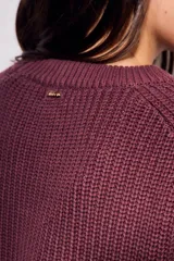 Sweater de tejido de punto acanalado, color azul vibrante, con cuello redondo y mangas largas.