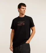 Remera negra de algodón con estampa de un auto deportivo y texto en color naranja.