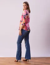Remera de algodón estampado, color beige con flores blancas, de manga ¾ y escote cuadrado.
