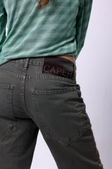 Pantalón jean de denim color verde musgo, de corte wide leg y tiro medio.
