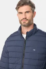 Campera capitoneada con capucha desmontable, color negro, ideal para abrigar en climas fríos.