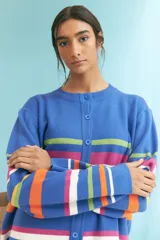 Cardigan azul con rayas horizontales en tonos rosa, naranja, blanco y verde.