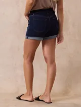 Short de jean azul, marca Royalty. Con pretina con pasadores, botón y cierre. Delantera y trasera con bolsillos. Ruedo con dobladillo.