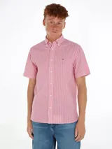 Camisa de manga corta con diseño de rayas verticales, confeccionada en mezcla de algodón orgánico y lino, con cuello con botones y logo bordado en el pecho.