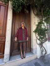 Top tejido sin mangas, con escote strapless y detalle de flecos en el ruedo.