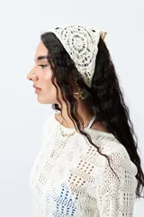Pañuelo de tejido crochet color crema.