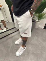 Bermuda deportiva blanca de algodón con logo bordado en la pierna.