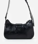 Cartera baguette pequeña de PU negro con acabado brillante, asa corta fija, cierre superior con cremallera y detalles metálicos. Incluye una cadena metálica decorativa en el frente.