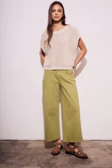 Chaleco de punto calado color beige, con cuello redondo y sisas amplias.