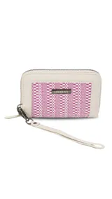 Billetera mediana de símil cuero color rosa, combinada con telar de colores amarillo, rosa y negro. Tiene compartimento interior con tarjeteros y cierre interior, monedero con cierre alrededor y correa de mano desmontable.