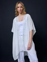 Kimono blanco de gasa con apliques de brillos, marca Jessica Mc Clintock.