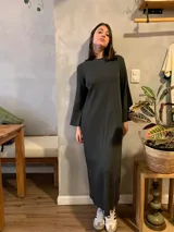 Vestido largo de tejido de punto en hilo color gris oscuro, con cuello redondo y mangas largas acampanadas.