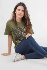 Remera verde militar con estampado de letras y animal print.