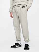 Pantalón de jogging gris claro de corte recto, con cintura elástica ajustable con cordón, puños elásticos y logo de Gap bordado en negro en la cadera izquierda.