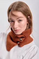 Cuello de punto marrón con botones.