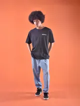 Remera negra de corte oversized con estampado frontal de la palabra "Mickey" en color verde.