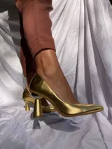 Zapato de tacón alto Ayla, color negro, con capellada, forro y plantilla 100% de cuero. Tacón de 9,5 cm.