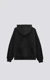 Hoodie negro de corte oversize con capucha, bolsillo tipo canguro y detalle de bolsillo con cierre en la manga izquierda.