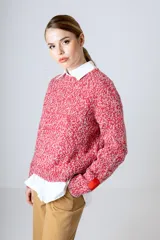 Sweater tejido de punto grueso color rojo y blanco con cuello redondo y puños acanalados.