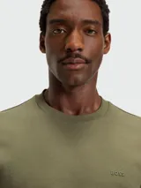 Camiseta color tostado de corte clásico con cuello redondo y logo bordado en el pecho.