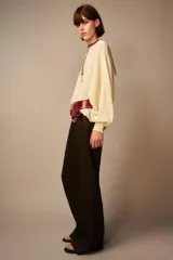 Pantalón palazzo color ladrillo, confeccionado en lino 100%, de tiro medio, cintura ajustable con cordones, bolsillos laterales ocultos y pierna ancha.