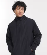 Campera rompevientos negra con capucha ajustable con cordón, cierre frontal con cremallera, bolsillos laterales con cremallera, puños elásticos y forro interior.