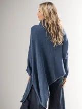 Sweater verde oliva de tejido rústico con cuello alto y corte diagonal.