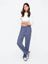 Pantalón de lino azul con cintura elastizada y cordón ajustable.