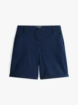 Pantalón corto chino de corte Mom, color azul marino, con bolsillos laterales y traseros, y bajos con vuelta.