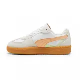 Championes Puma Palermo Lamoda, color blanco con detalles en rosa y suela de goma color caramelo.