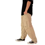Pantalón cargo de hombre color beige, de corte holgado y tiro medio, con cintura elástica ajustable con cordón y bolsillos cargo laterales.