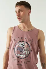 Musculosa clásica de hombre color rosado con estampado de playa con palmeras y texto "Summer 1976 Beachside Stay Cool - Mistral".