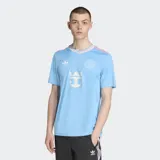 Camiseta de fútbol Adidas del Inter Miami CF, modelo 25/26. Diseño celeste con rayas sutiles y detalles en rosa. Incluye escudo del club, logo de Adidas y nombre y número de Lionel Messi.