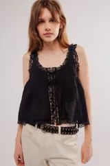 Musculosa negra con detalles de encaje en el escote y en el ruedo.