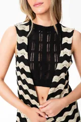 Chaleco largo de hilo con spandex, color negro con patrón zig zag dorado.